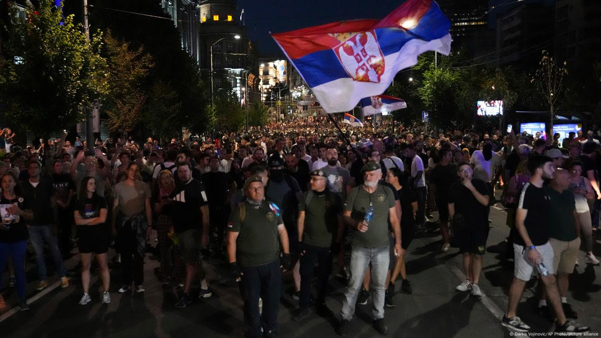সরকারবিরোধী বিক্ষোভে আবারও উত্তাল সার্বিয়া