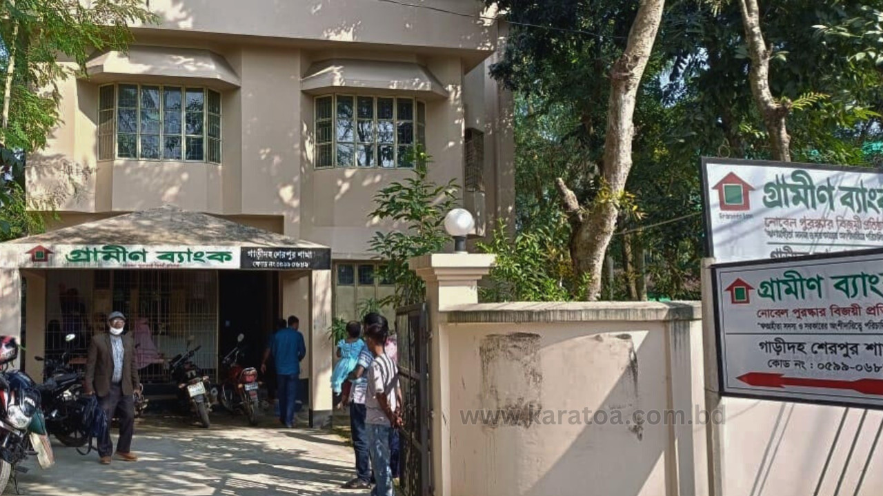 বগুড়ার শেরপুরে গ্রামীণ ব্যাংকের অফিসে আগুন