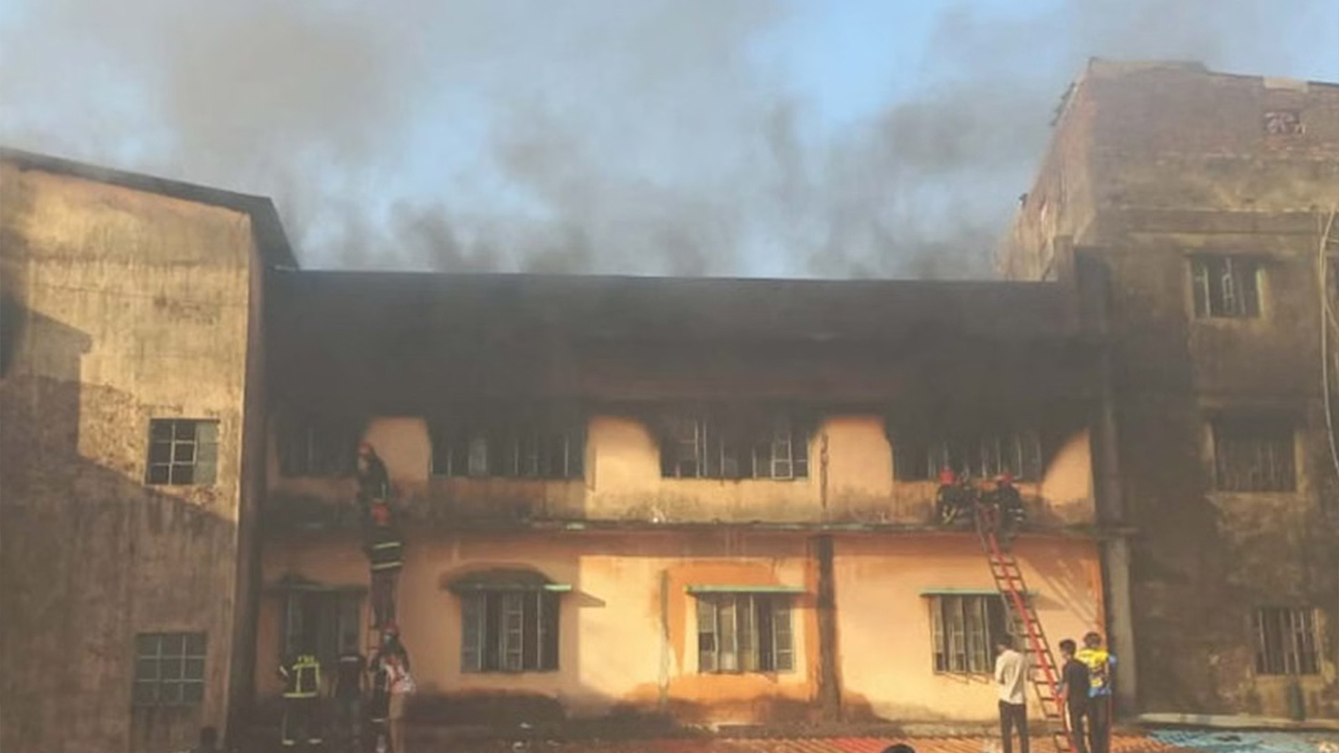 চট্টগ্রামে কম্বলের গোডাউনে আগুন, ৩ ঘণ্টা পর নিয়ন্ত্রণে