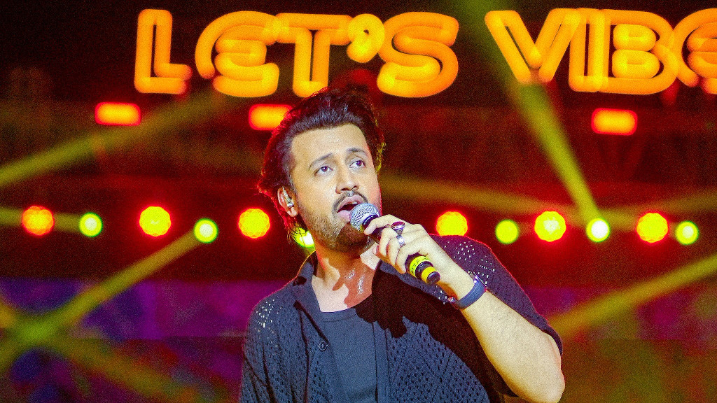 আবারও মঞ্চ মাতাতে ঢাকায় আসছেন আতিফ আসলাম