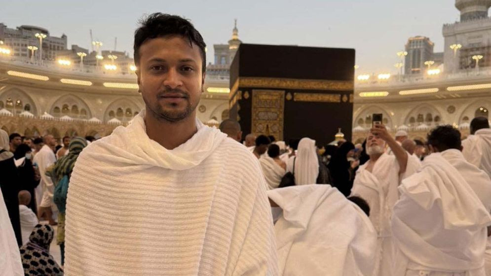 বাংলাদেশের মানুষের জন্য দোয়া চাইলেন সাকিব