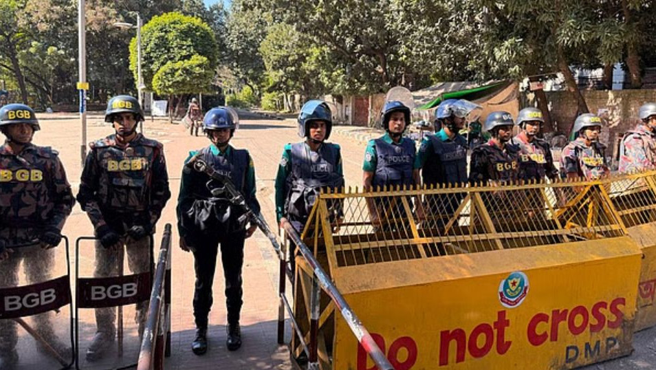 ধানমন্ডি ৩২ এ নিরাপত্তায় সেনা-পুলিশ-বিজিবি, সরানো হয়েছে এক্সকাভেটর