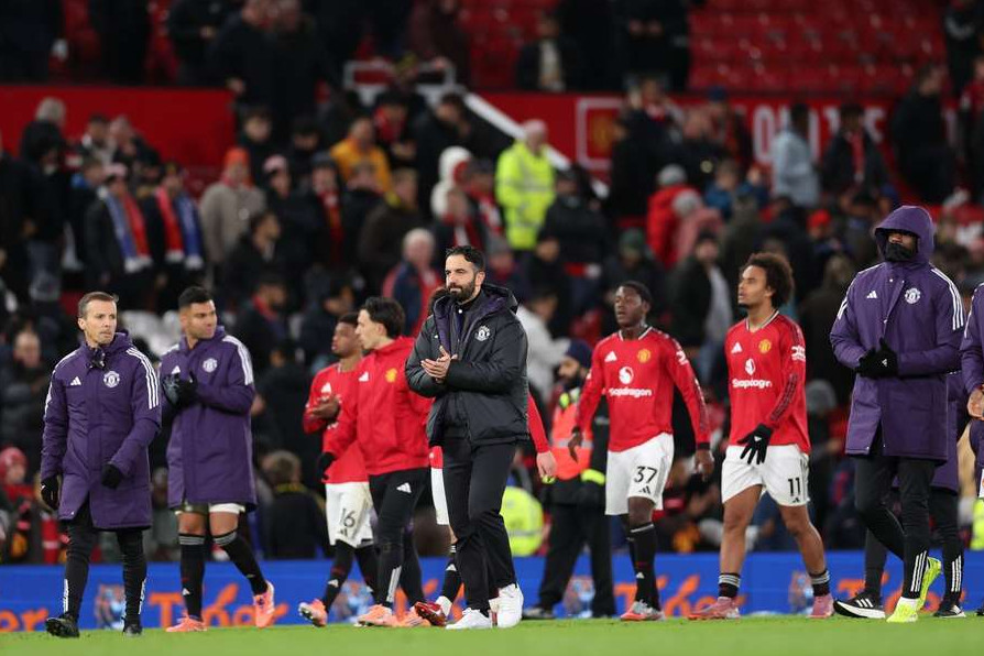 ১০ জনের এভারটনের কাছে হারল ইউনাইটেড