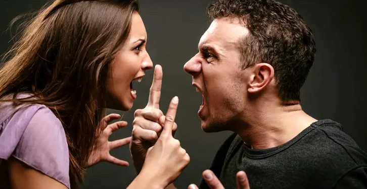 প্রেমিকার ছবিতে ‘লাভ রিঅ্যাক্ট’ নিয়ে স্বামী-স্ত্রীর মারামারি, তিনজন আহত