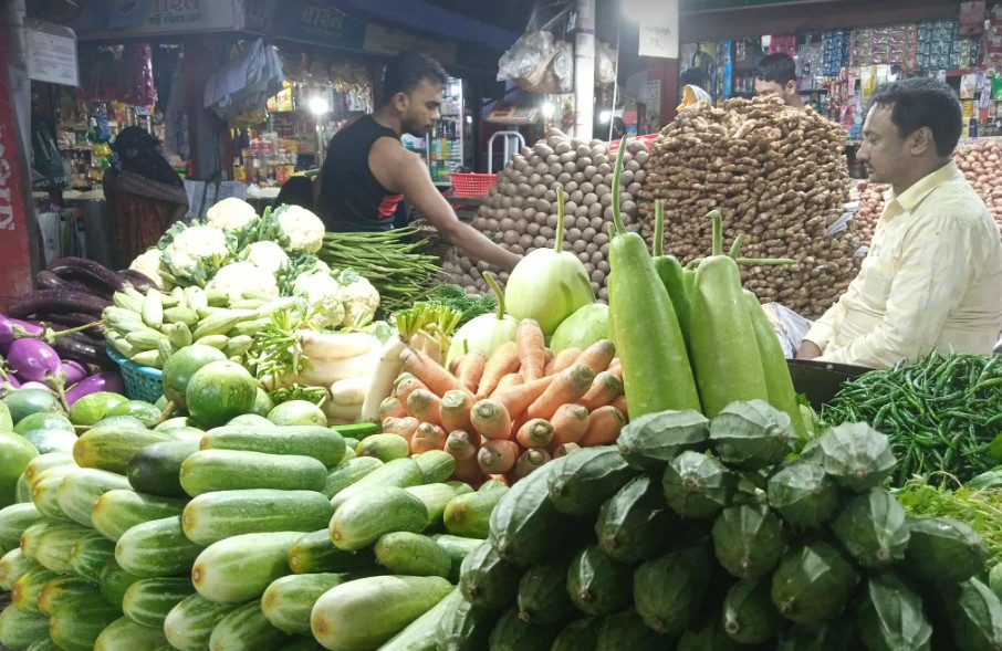 বগুড়ার বাজারে সরবরাহ বাড়লেও কমছে না সবজির দাম 