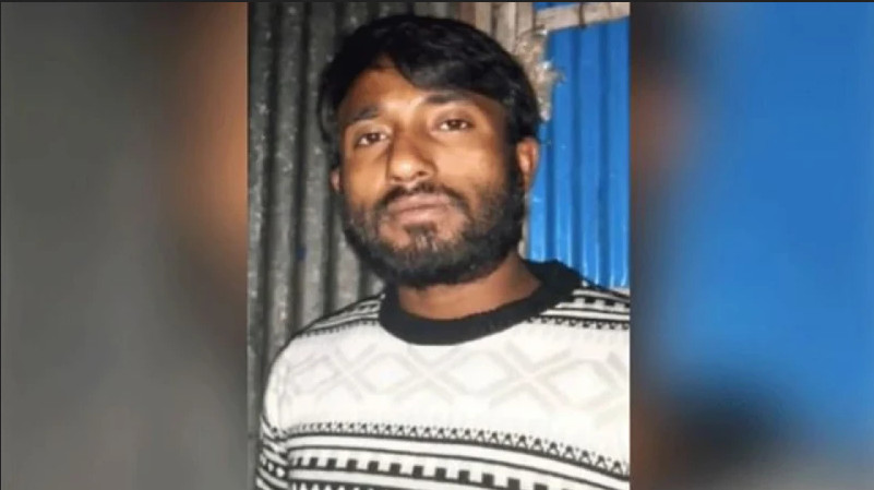 তুচ্ছ ঘটনায় নিজ বাড়ির সামনে তরুণকে কুপিয়ে হত্যা