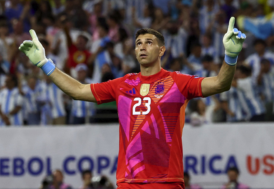 আর্জেন্টিনা দল থেকে বাদ পড়লেন মার্টিনেজ!