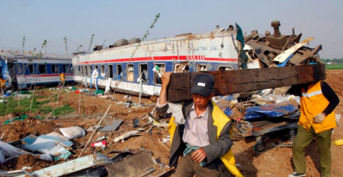 চীনে ট্রেনের ধাক্কায় নিহত ১১