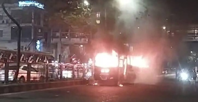 ধানমন্ডির ল্যাবএইড হাসপাতালের সামনে বাসে আগুন
