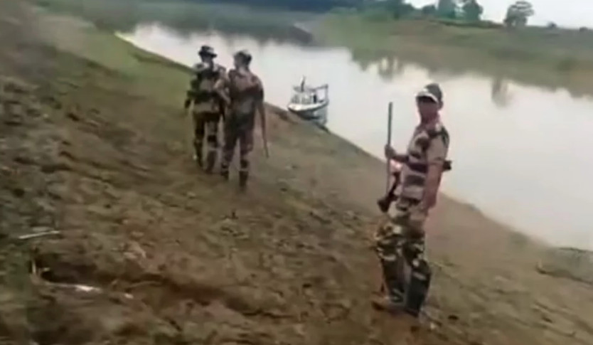 জকিগঞ্জ সীমান্তে বাংলাদেশে ঢুকে বাঁশের খুঁটি উপড়ে ফেললো বিএসএফ