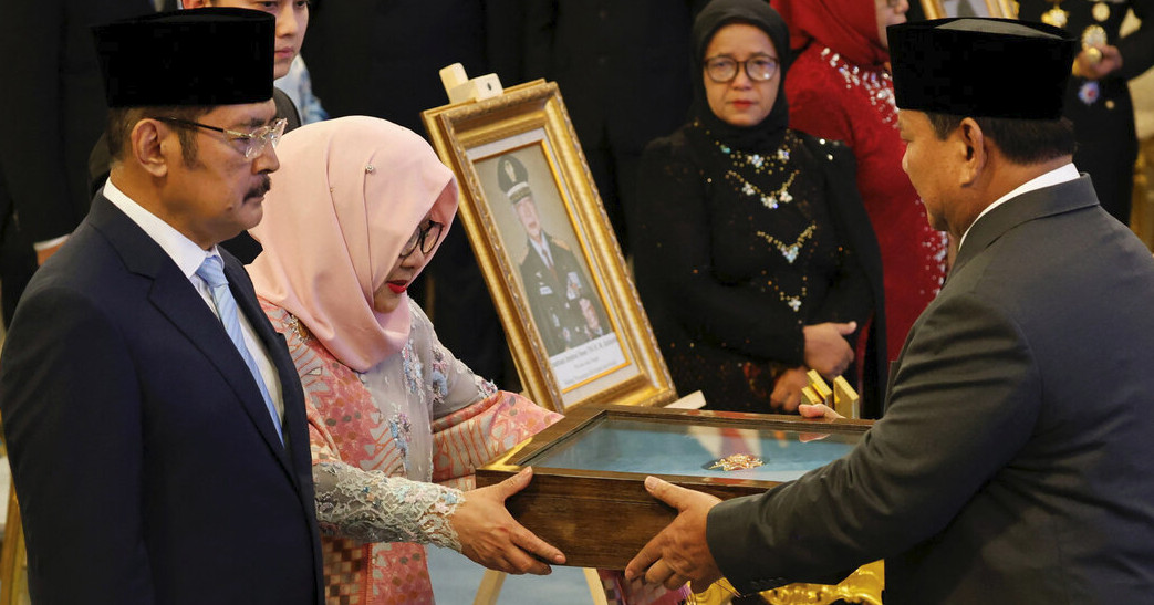 সাবেক স্বৈরাশাসক সুহার্তোকে ইন্দোনেশিয়ার ‘জাতীয় বীর’ ঘোষণা