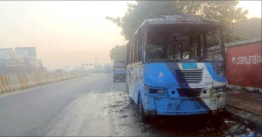 নারায়ণগঞ্জের সিদ্ধিরগঞ্জে পার্কিংয়ে থাকা বাসে আগুন