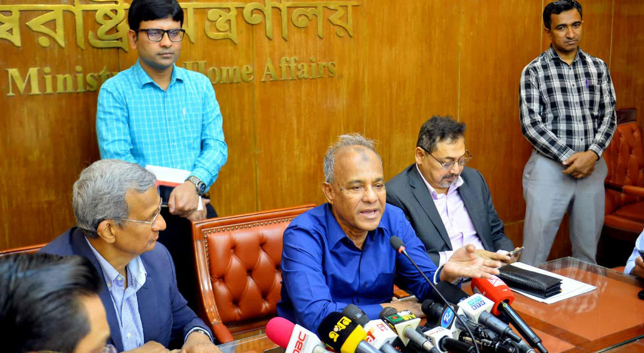 মৃত্যুদণ্ডের ঘটনায় দেশে কোনো আতঙ্ক দেখতে পাচ্ছি না : স্বরাষ্ট্র উপদেষ্টা