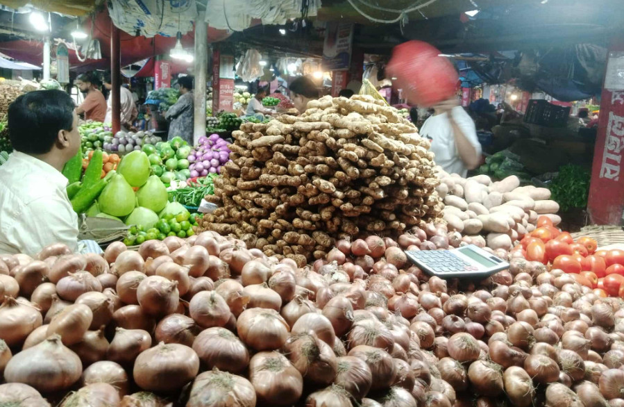 বগুড়ার বাজারেও সেঞ্চুরি পার পেঁয়াজের   