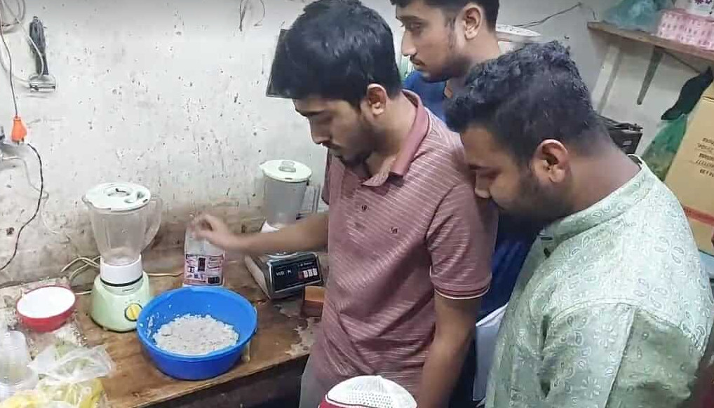 ঢাবির মুহসীন  হলে মেয়াদোত্তীর্ণ খাবার : জরিমানার দাবিতে হল সংসদের আল্টিমেটাম