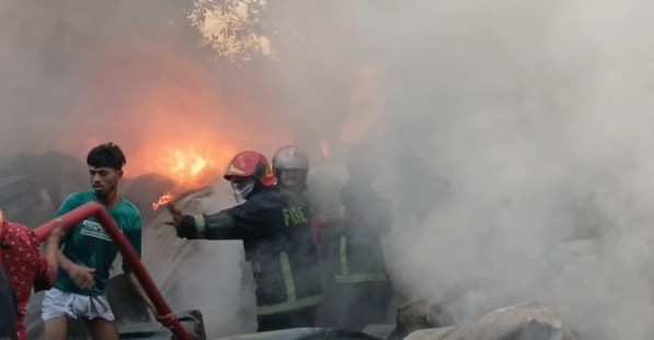 টঙ্গীতে বস্তার গুদামে আগুন