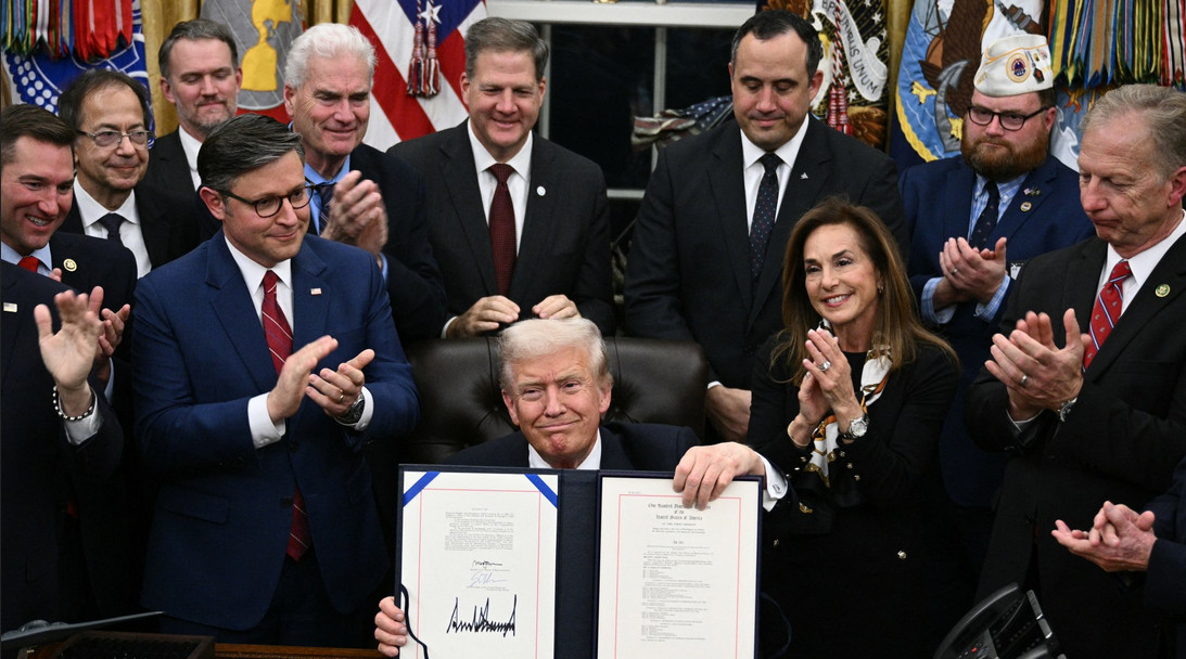 ইতিহাসের দীর্ঘতম অচলাবস্থা অবসান : বিলে সই ট্রাম্পের