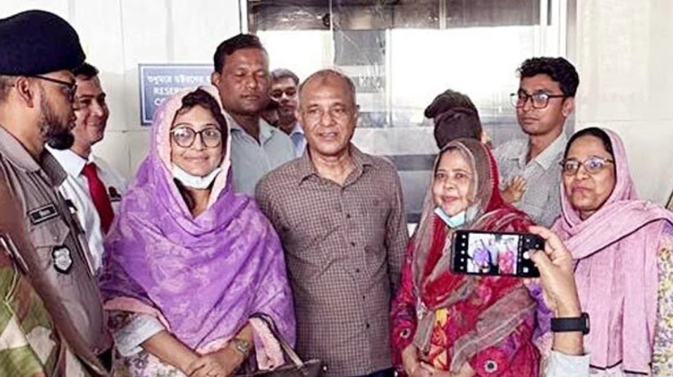 খালেদা জিয়ার খোঁজ নিতে হাসপাতালে স্বরাষ্ট্র উপদেষ্টা