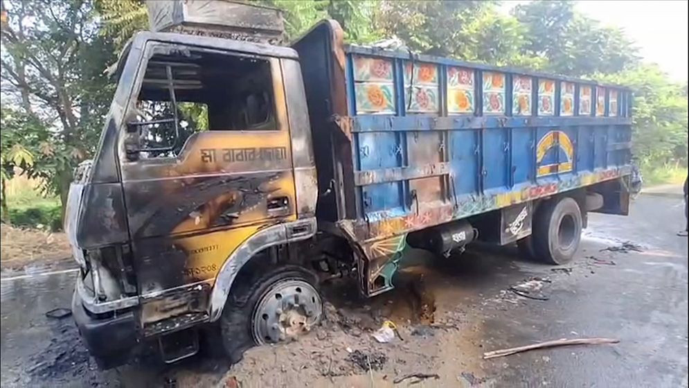 শরীয়তপুরে ট্রাকে আগুন, আটক ২