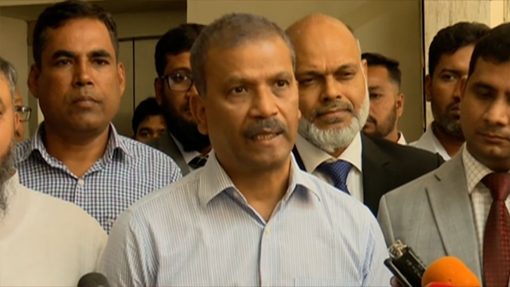 সরকার ফেব্রুয়ারির প্রথমার্ধে নির্বাচন আয়োজনের ব্যাপারে বদ্ধ পরিকর: আইন উপদেষ্টা