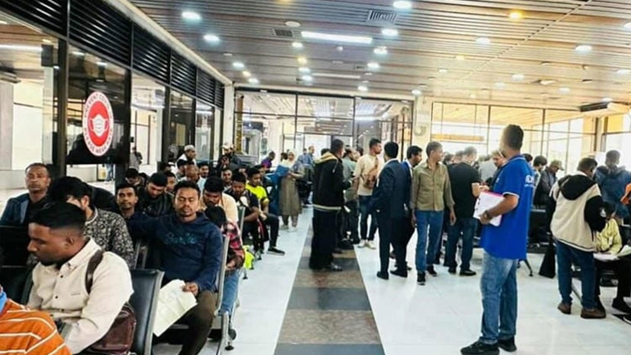 লিবিয়া থেকে ফিরলেন ৩১০ বাংলাদেশি
