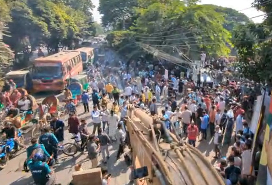 ধানমন্ডি ৩২ ভাঙ্গার জন্য বুলডোজার নিয়ে এসেছেন শিক্ষার্থীরা