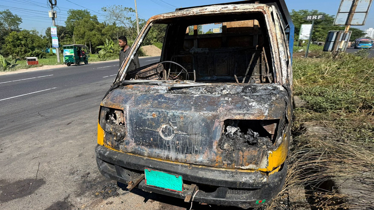 কুমিল্লায় চৌদ্দগ্রামে দাঁড়িয়ে থাকা পিকআপ ভ্যানে অগ্নিসংযোগ