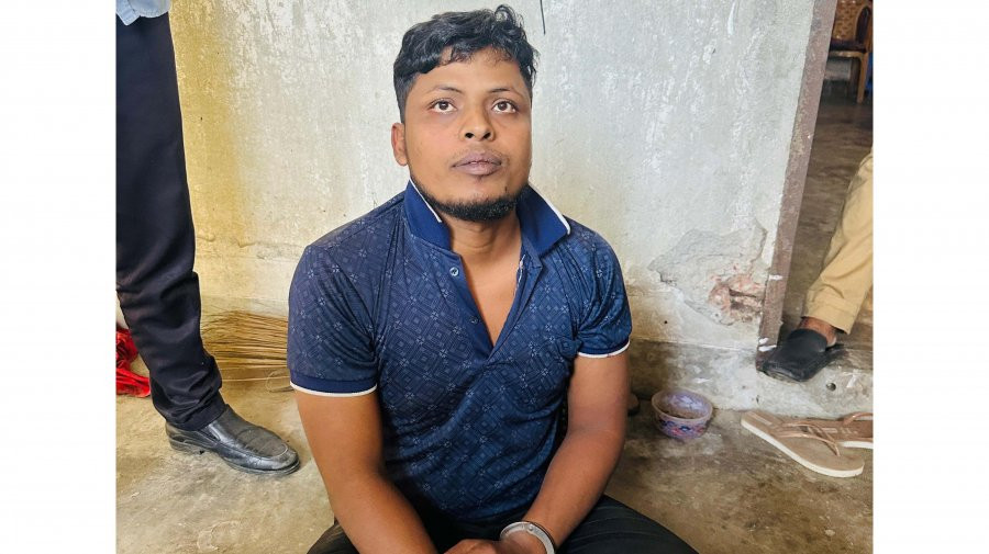 গৃহবধূকে কুপিয়ে হত্যার অভিযোগে স্বামী আটক