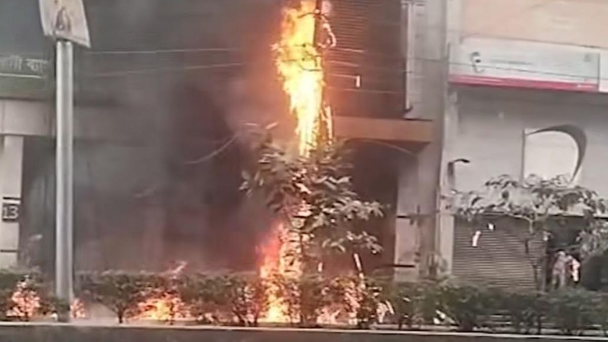 রাজধানীর মহাখালীতে বৈদ্যুতিক খুঁটিতে আগুন