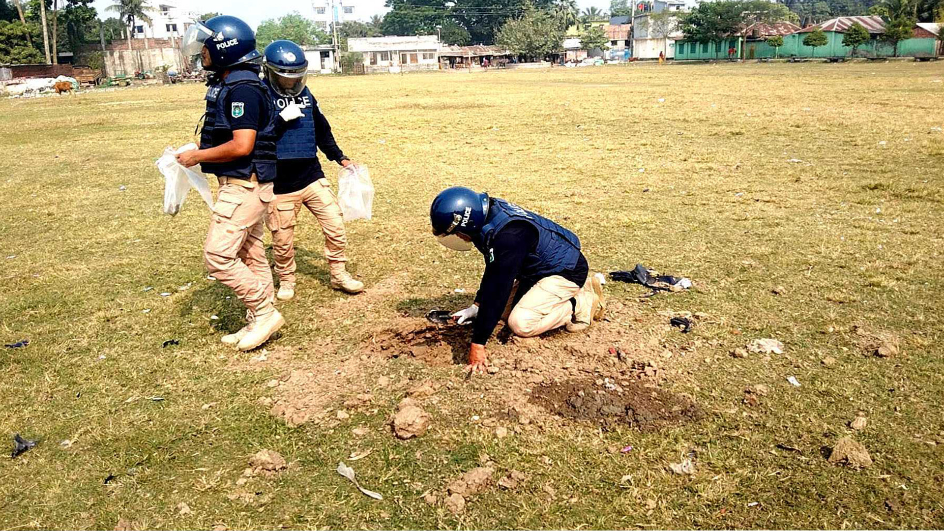ঝিনাইদহে ১৬টি ককটেল ধ্বংস করল বোম্ব ডিসপোজাল ইউনিট