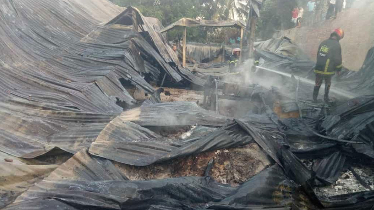 নারায়ণগঞ্জে পলিথিন কারখানায় আগুন