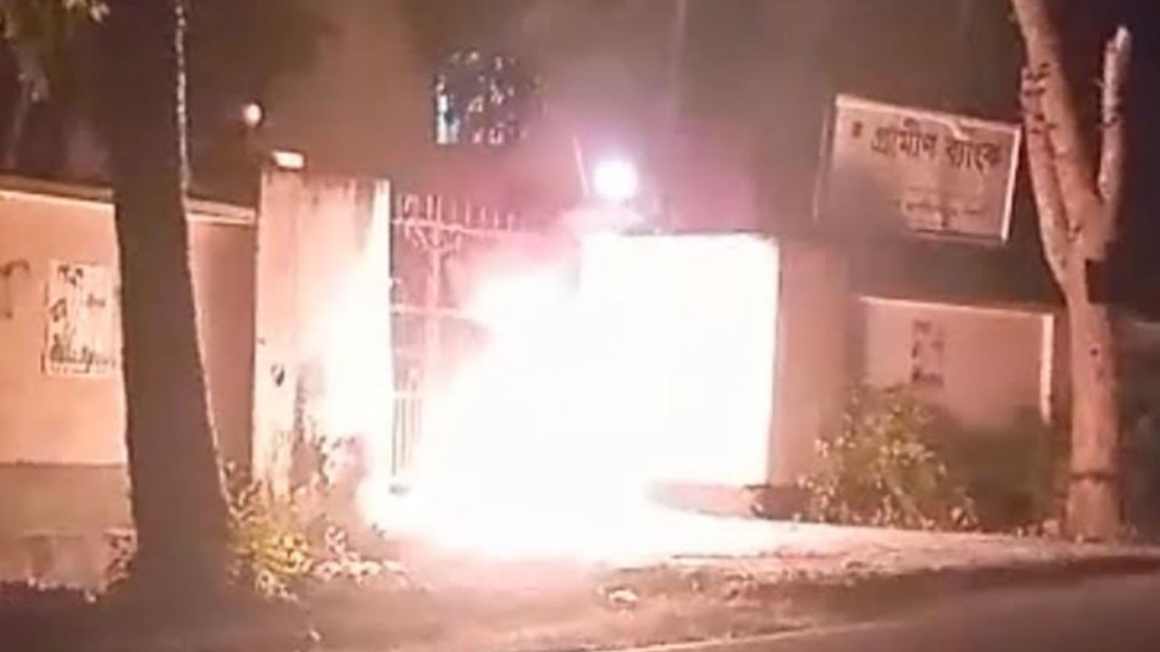 নওগাঁ রাণীনগরে গ্রামীণ ব্যাংকের সামনে আগুন 