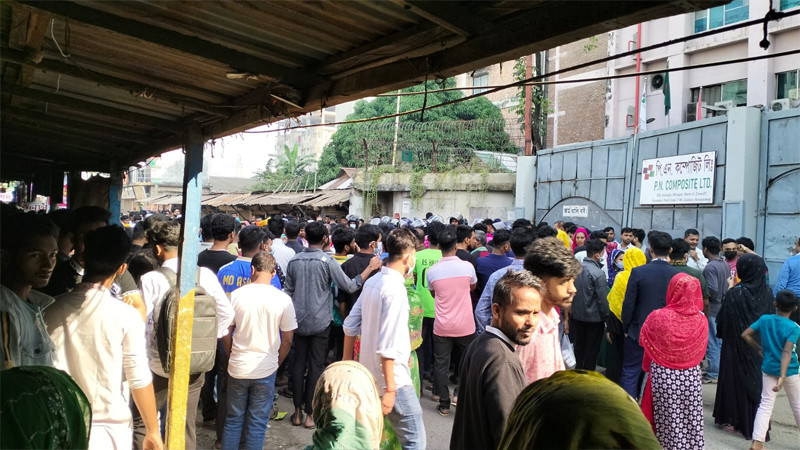 বন্ধ কারখানা খুলে দেওয়ার দাবিতে গাজীপুরে শ্রমিক বিক্ষোভ