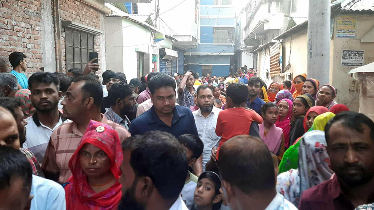 গাজীপুরে আহত স্বামীর পাশেই পড়ে ছিল স্ত্রীর গলাকাটা মরদেহ