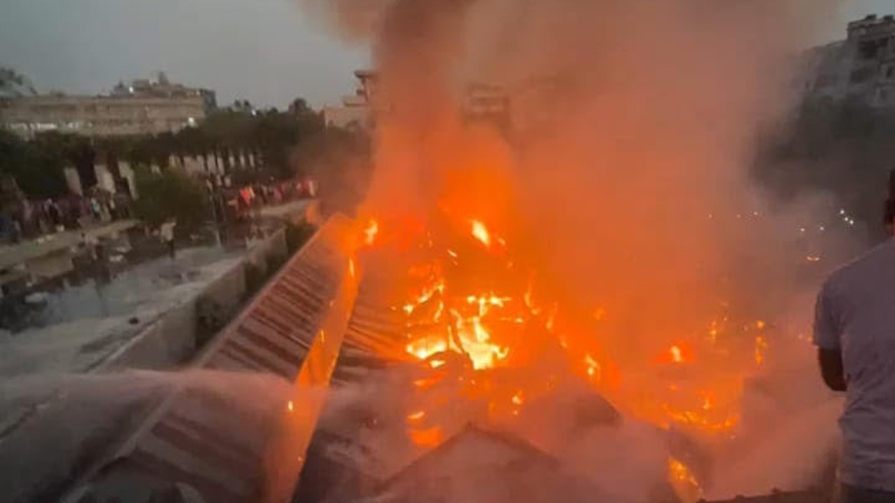 গাজীপুরে আগুনে পুড়ল কলোনির শতাধিক ঘর