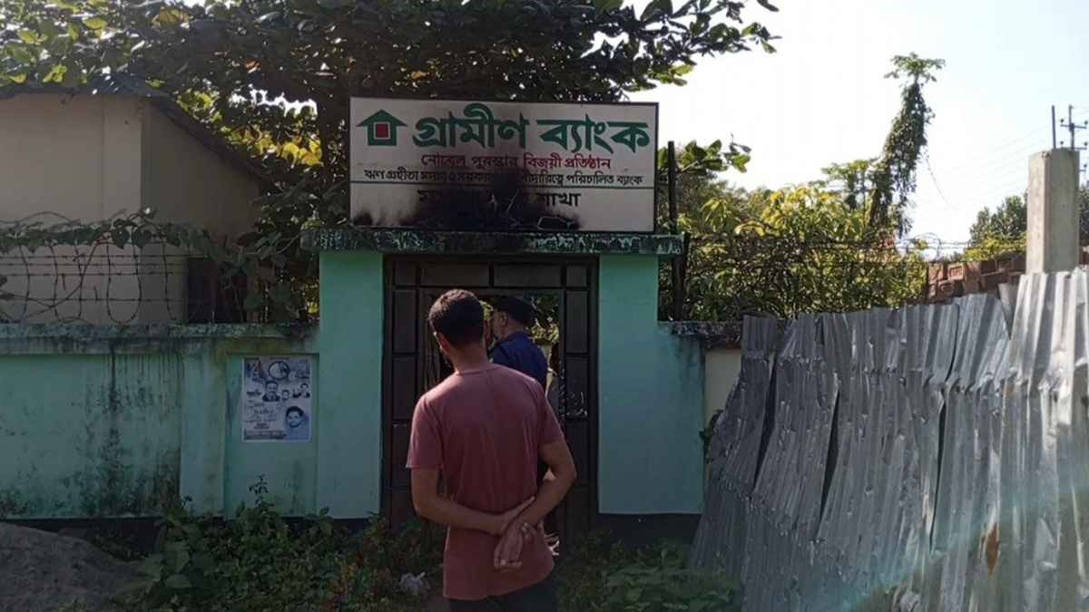গাজীপুরে গ্রামীণ ব্যাংক অফিসে ককটেল নিক্ষেপ