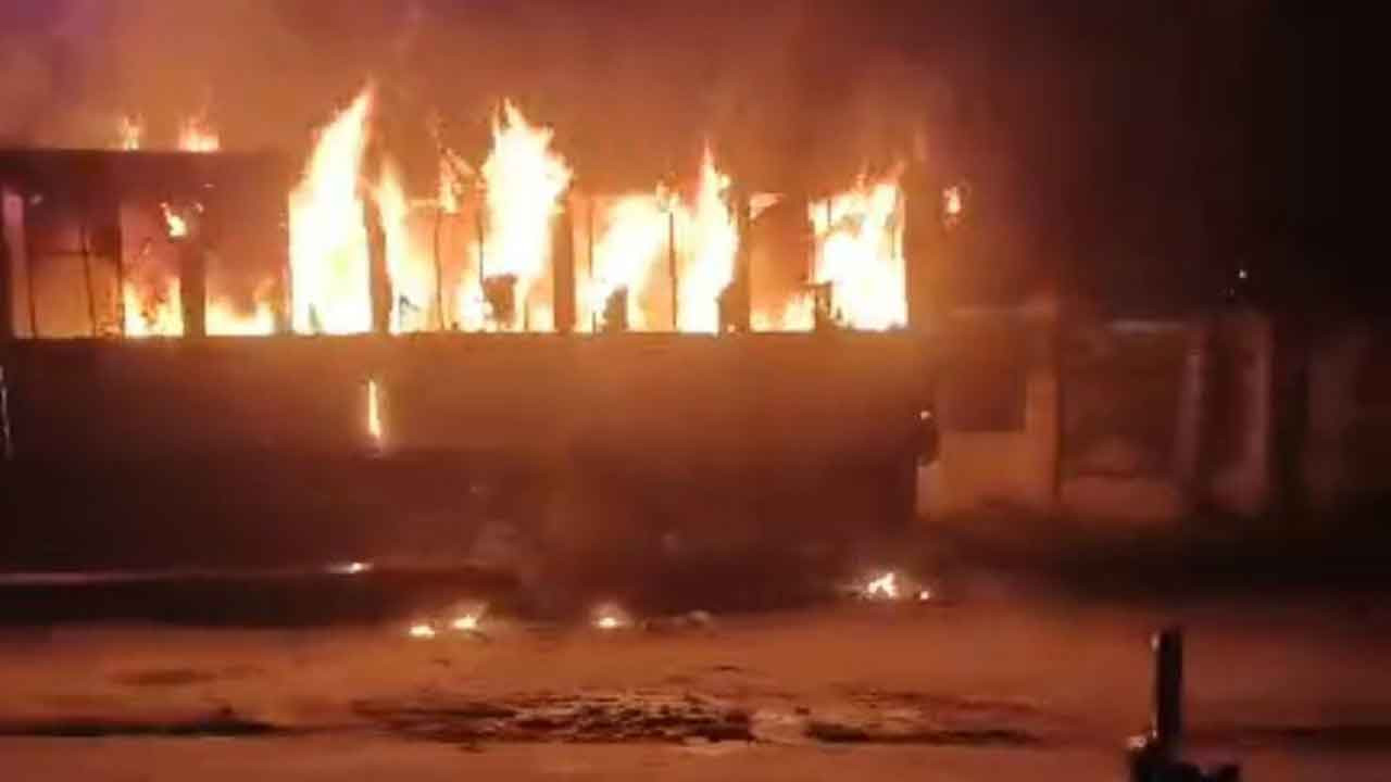 হাজারীবাগ বেড়িবাঁধ রোডে বাসে আগুন