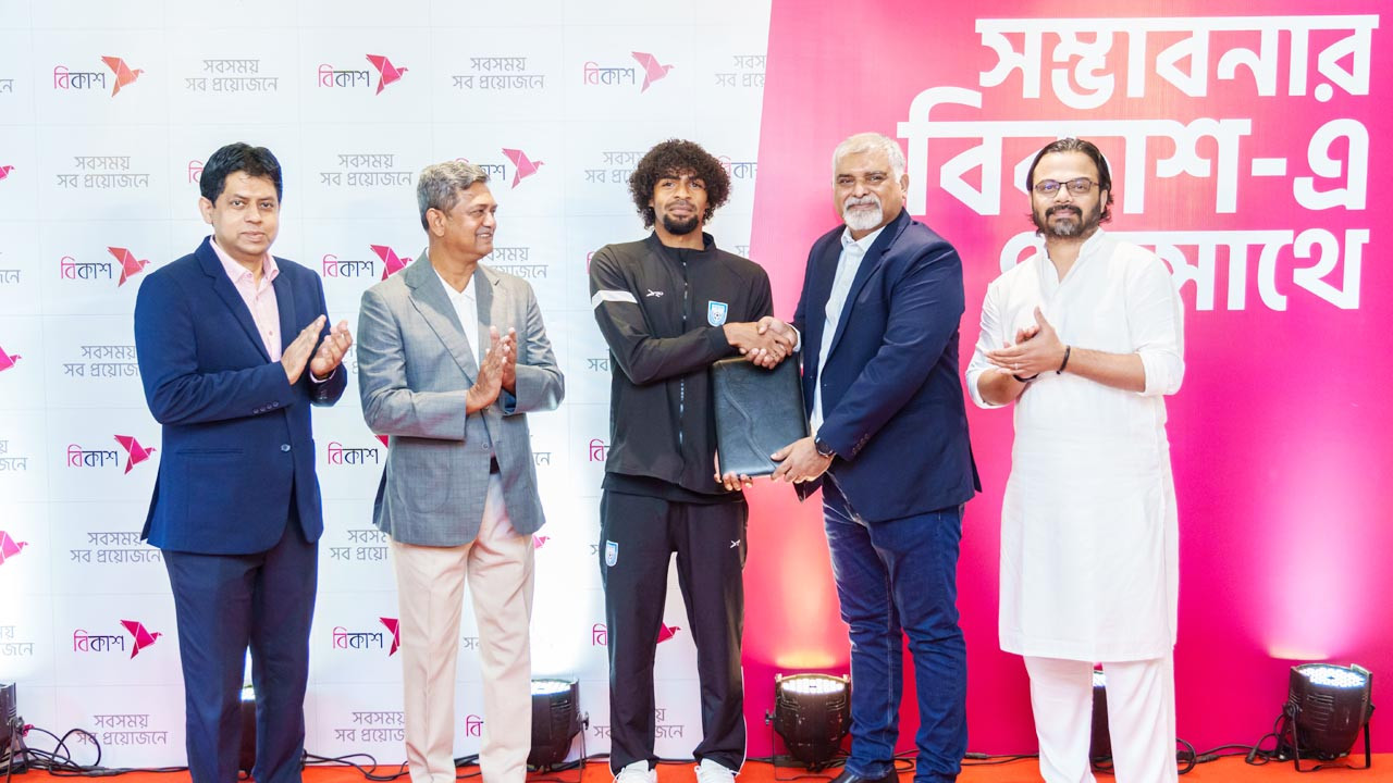 হামজা চৌধুরীকে ব্র্যান্ড অ্যাম্বাসেডর করল বিকাশ