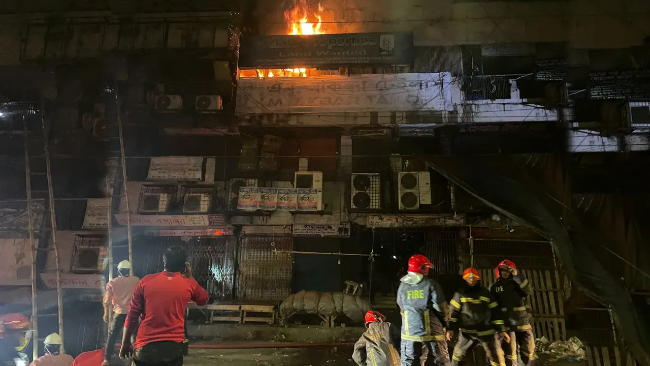 গভীর রাতে গুলিস্তানে মার্কেটে আগুন