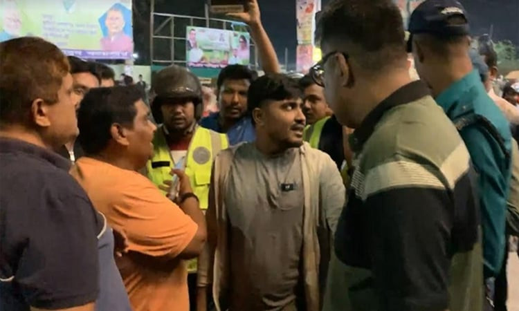 খুলনায় যুবলীগ-ছাত্রলীগের ঝটিকা মিছিল, এনসিপির অফিস ভাঙচুর