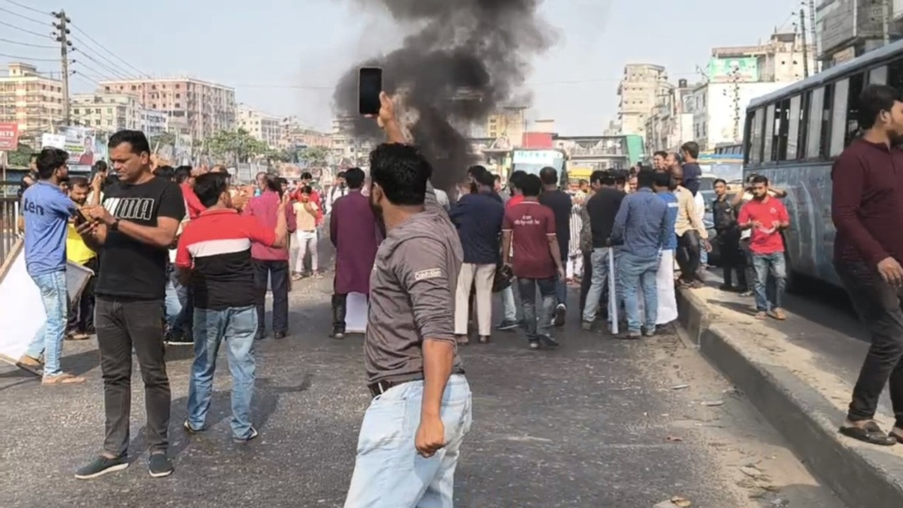 গাজীপুর-৬ সংসদীয় আসন বহালের দাবিতে সড়ক অবরোধ করে বিক্ষোভ
