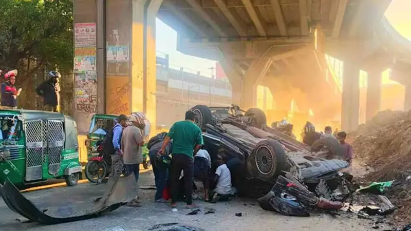 চট্টগ্রামে এলিভেটেড এক্সপ্রেসওয়ে থেকে প্রাইভেট কার ছিটকে পড়ে একজনের মৃত্যু