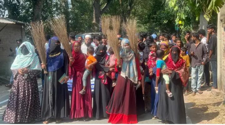 নির্বাচনী ব্যানার-ফেস্টুন ছেঁড়ায় ঝাড়ু মিছিল