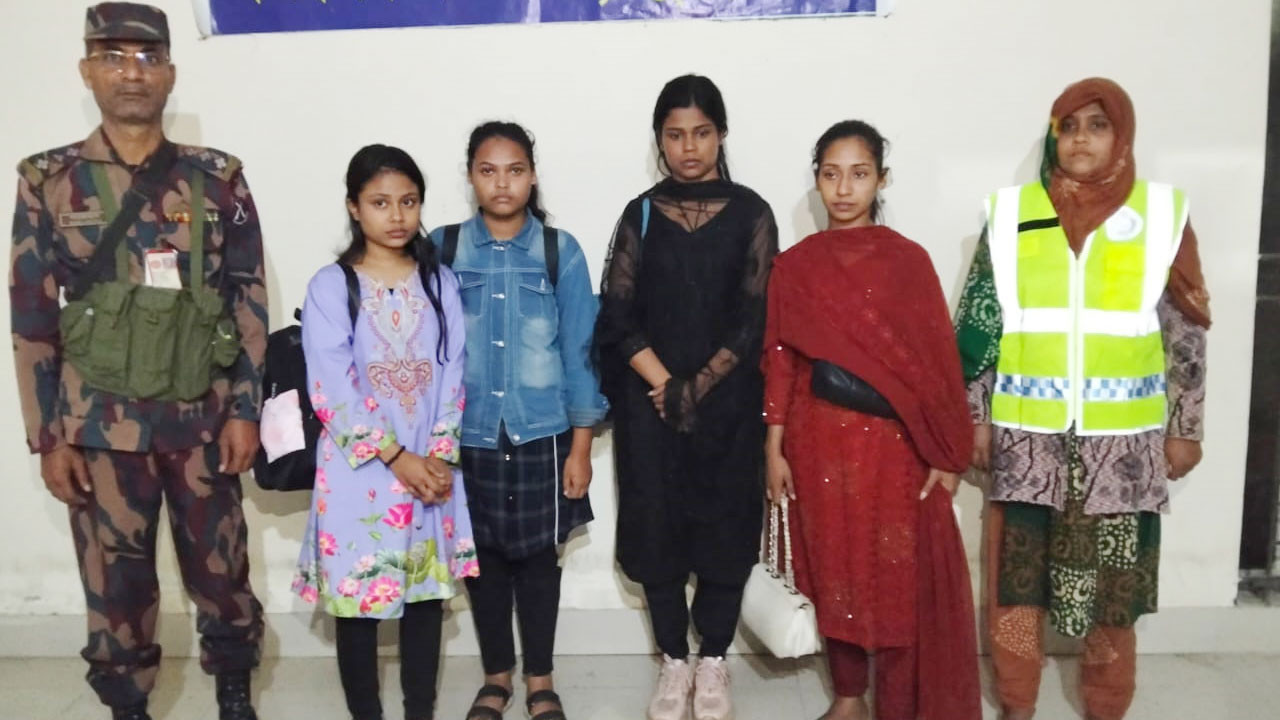 দেশে ফিরলেন ভারতে আটক হওয়া ৪ বাংলাদেশি তরুণী