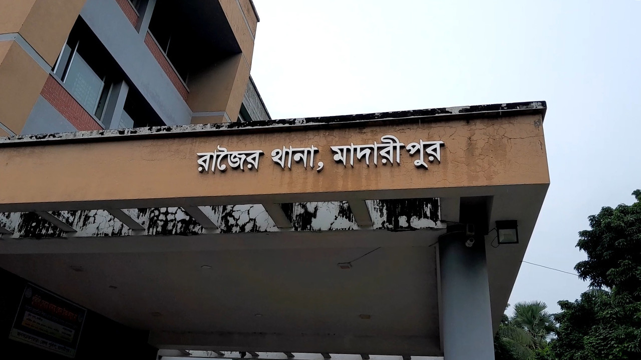 মাদারীপুরে মোটরসাইকেল-নসিমন সংঘর্ষে ২ বন্ধু নিহত