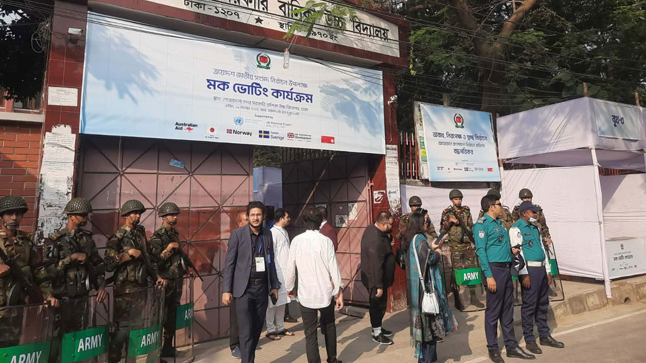 ঢাকায় চলছে ‘মক ভোটিং’