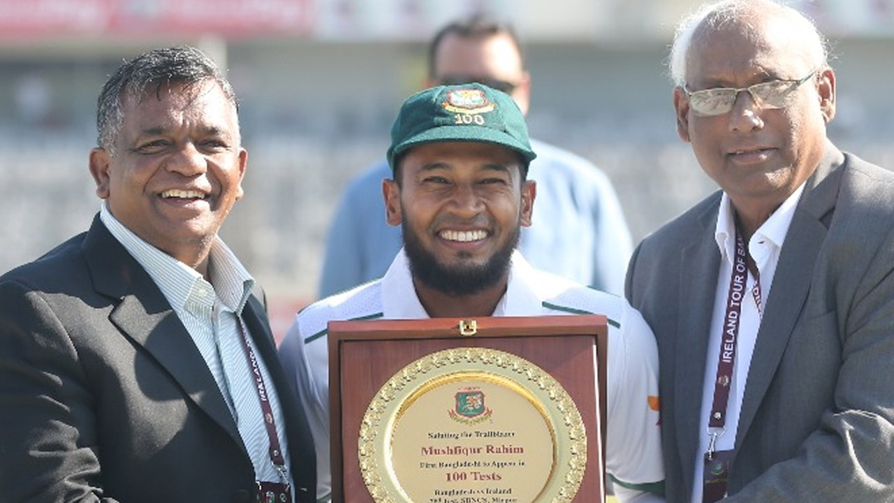 শততম টেস্টে মুশফিক কে বিসিবি’র  বিশেষ সম্মাননা 
