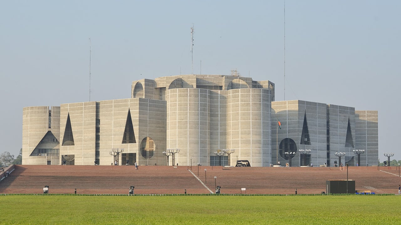 তত্ত্বাবধায়ক সরকার কার্যকরের বিষয়ে যে সিদ্ধান্ত দিলো আদালত