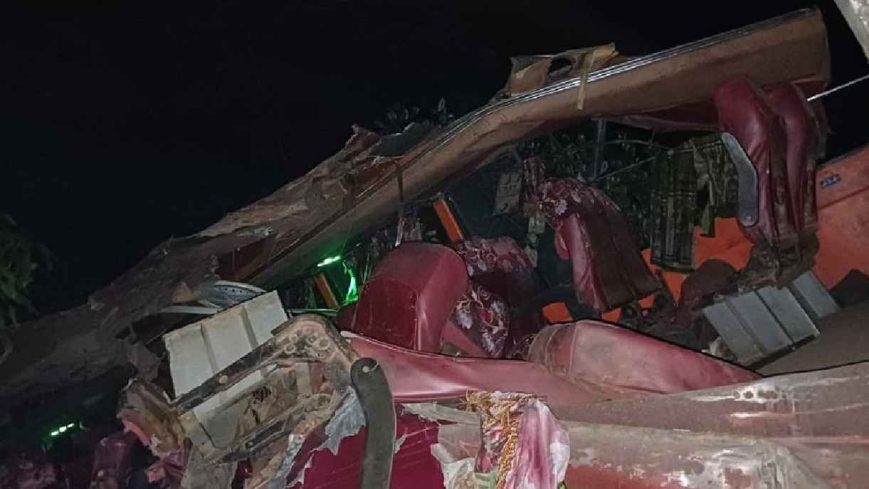 সীতাকুণ্ডে বাস-ট্রাক সংঘর্ষে নিহত ৪