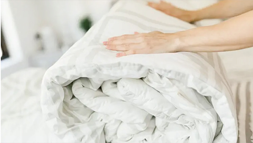 শীতে পানি ছাড়াই ময়লা কম্বল পরিষ্কার করুন সহজে